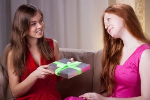 Подробнее о статье Топ-10 универсальных подарков для замужней подруги